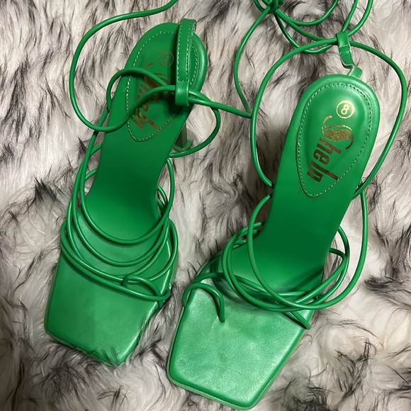 NEW!! HEELS - Picture 2 of 2